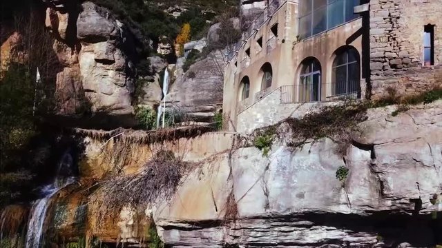 r&iacute;o al lado del monasterio