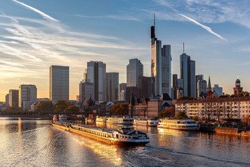 Frankfurter Skyline mit Frachtschiff im Abendlicht