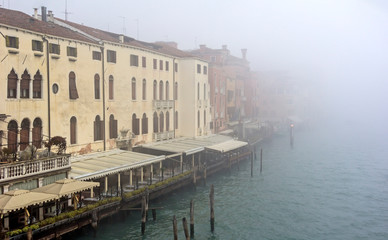 Naklejka premium View from the bridge Ponte degli Scalzi in the Grand Canal in Venice on a cold and foggy winter day
