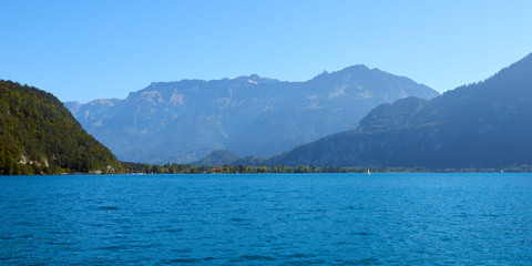 Obraz premium Panorama jeziora Thun w regionie Oberland Berneński w Szwajcarii.