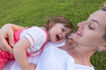 Obraz premium mother and little daughter playing at backyard