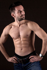 Fototapeta na wymiar Selbstbewusster junger muskulöser Mann Oberkörper frei