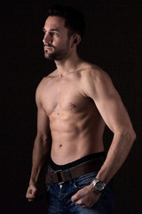 Obraz na płótnie Canvas Selbstbewusster junger muskulöser Mann Oberkörper frei