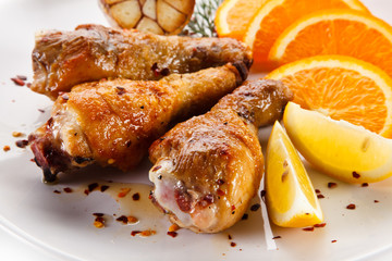 Drumsticks with garlic and fruit