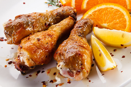 Drumsticks with garlic and fruit