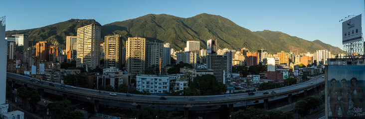 Caracas con sus vallas y su montaña, sus edificios, toda llena de iconos que con ojos de turistas...