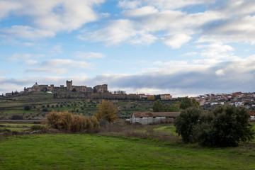 Fototapeta na wymiar Vista general y panorámica del castillo de Oropesa de Toledo
