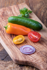 verschiedene Gemüse auf einem Schneidebrett