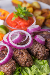 Nahaufnahme von Cevapcici auf einem Teller