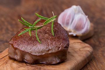 Gegrilltes Steak auf Schneidebrett