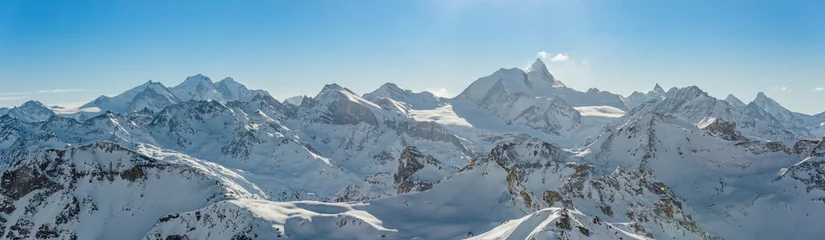 Fototapeten Panorama des Weisshorns und der umliegenden Berge in den Schweizer Alpen. © fcerez