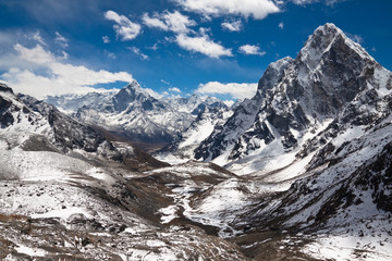 Mountains Ama Dablam, Cholatse, Tabuche Peak. Trek to Everest ba
