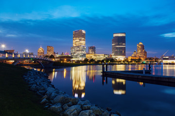 Fototapeta premium Panorama of Milwaukee at night