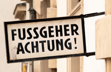 Obraz premium Fussgänger Achtung