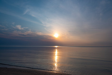 Fototapeta premium The sun began to rise from the sea in the morning.