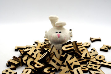 weiß plüsch hase in buchstaben auf weißem hintergrund