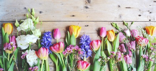 Frühling Blumenstrauß - Frühlingsblumen Tulpen und Hyazinthen auf Holzbrett