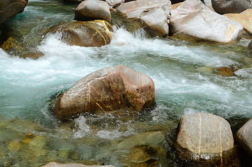 Felsen und Wildbach im Verzasca-Tal (Schweiz)