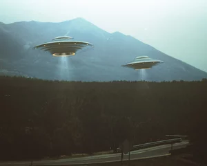 Fototapeten Unbekanntes Flugobjekt. Zwei UFOs fliegen über eine Straße zwischen den Bäumen. Retro- Fotoweinlese der Illustration 3D. Rauschen und Defekte des alten Fotofilms. © ktsdesign