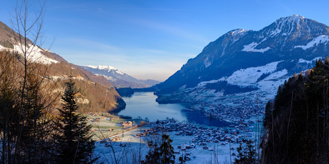 Blick auf den Lungernsee und Lungern, Schweiz/Europa