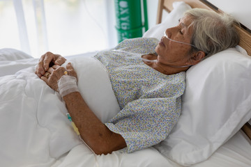 elderly patients wear oxygen