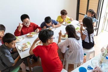 Fototapeta na wymiar asia students eat in the school