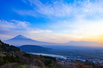 夜明けの富士山と富士市街地、静岡県富士市にて
