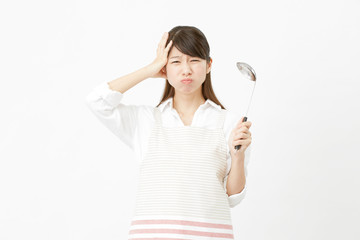 女性　エプロン　困る