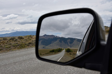 Vista del camino al glaciar Perito Moreno en el espejo retrovisor