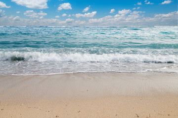 Fototapeta na wymiar beautiful beach with blue sky 