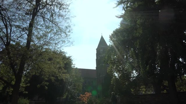 Gothische Kirche mit B&auml;umen 