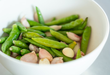 chili and garlic in white bowl
