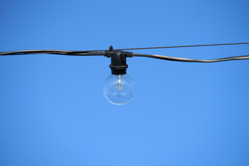 Obraz premium close up on light bulb under blue sky