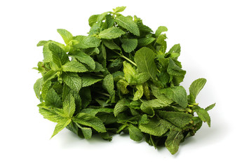 Obraz premium Fresh raw mint leaves isolated on white background