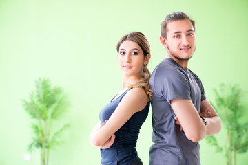 Obraz premium Young woman and man in sports gym