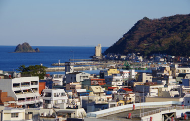 温泉街伊東の街並み遠景に海を望む