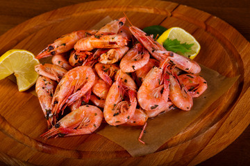 Boiled shrimps with lemon