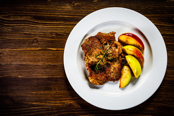 Grilled beefsteak with apples