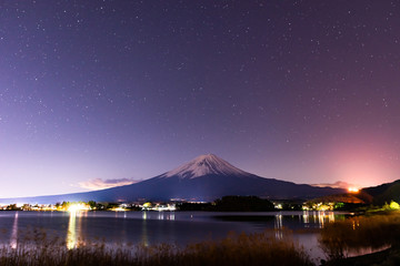 湖の向こうに見える夜の富士山