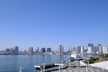 Fototapeta na wymiar 東京湾と停泊する船の風景