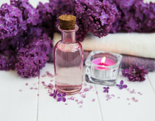 Obraz na płótnie Canvas spa products and lilac flowers