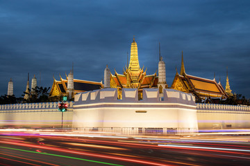 Naklejka premium Twilight and coudy day at Wat Pha Keaw. Landmark in Bangkok, Thailand.