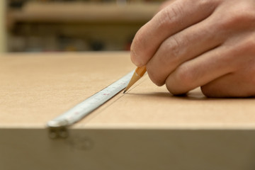 the joiner puts a marking by means of a roulette and a pencil.