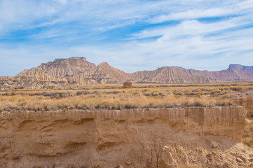 Las Bardenas Reales de Navarra en España, copy-space, cielo nuboso