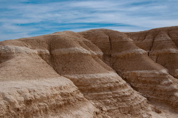 Las Bardenas Reales contraste marrón azul, montaña y cielo