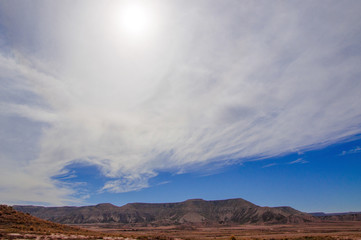 Las Bardenas Reales de Navarra en España, fondo cielo nuboso, mucho espacio para texto, copy-space