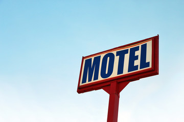 Obraz premium A huge Motel sign against a blue sky 
