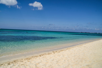 Fototapeta na wymiar Strand in Grand Cayman (George Town) / Seven mile Beach