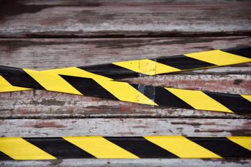 壊れて危ないベンチに貼られた注意喚起するための使用禁止テープ