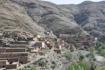 paisaje marroqui, montaña y casas de barro